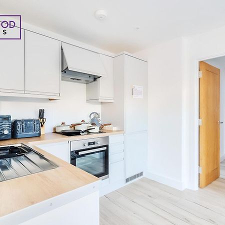 Modern Serviced Apartments For Contractors & Families With Free Parking, Wifi & Netflix By Redwood Stays 베이싱스토크 외부 사진