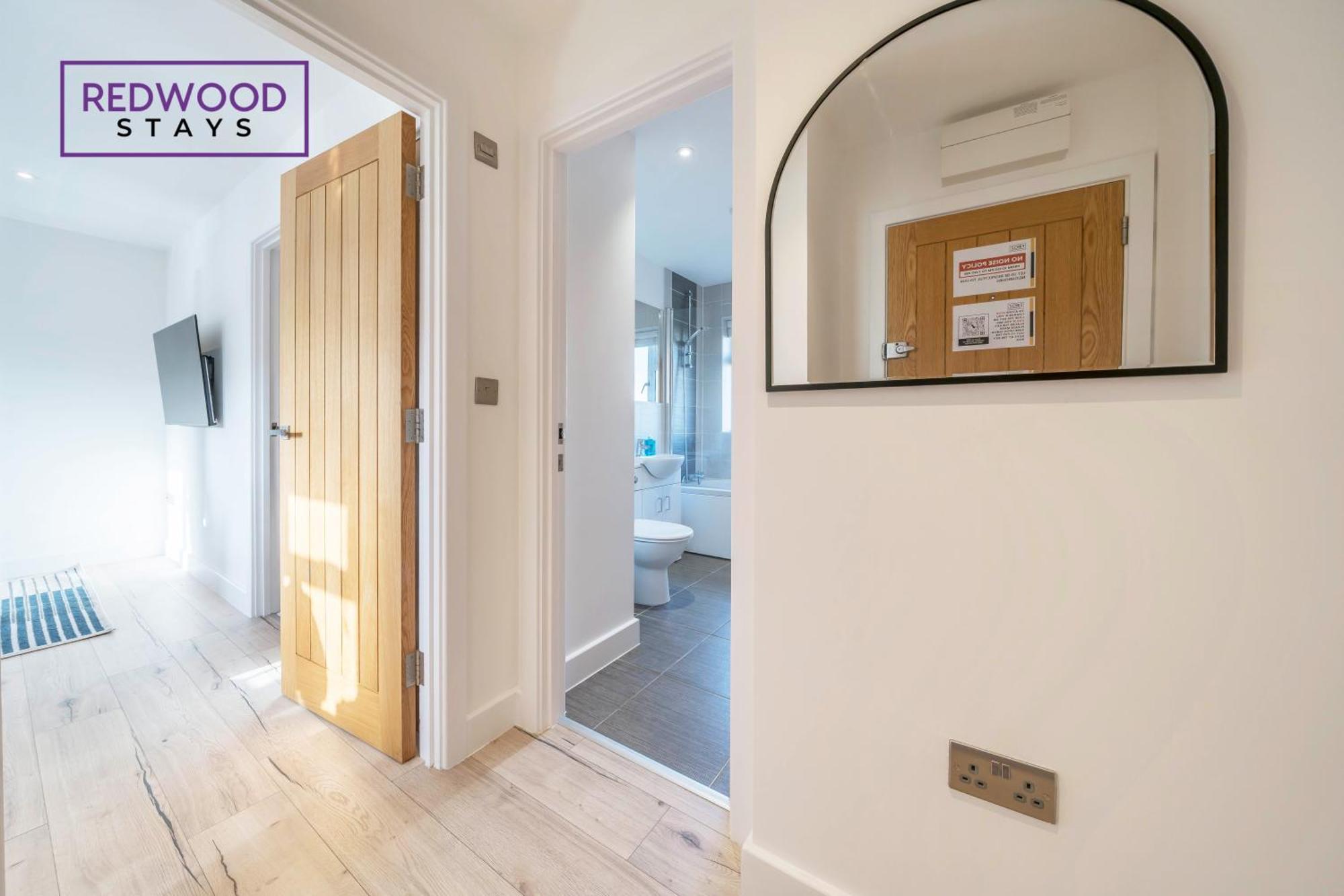 Modern Serviced Apartments For Contractors & Families With Free Parking, Wifi & Netflix By Redwood Stays 베이싱스토크 외부 사진