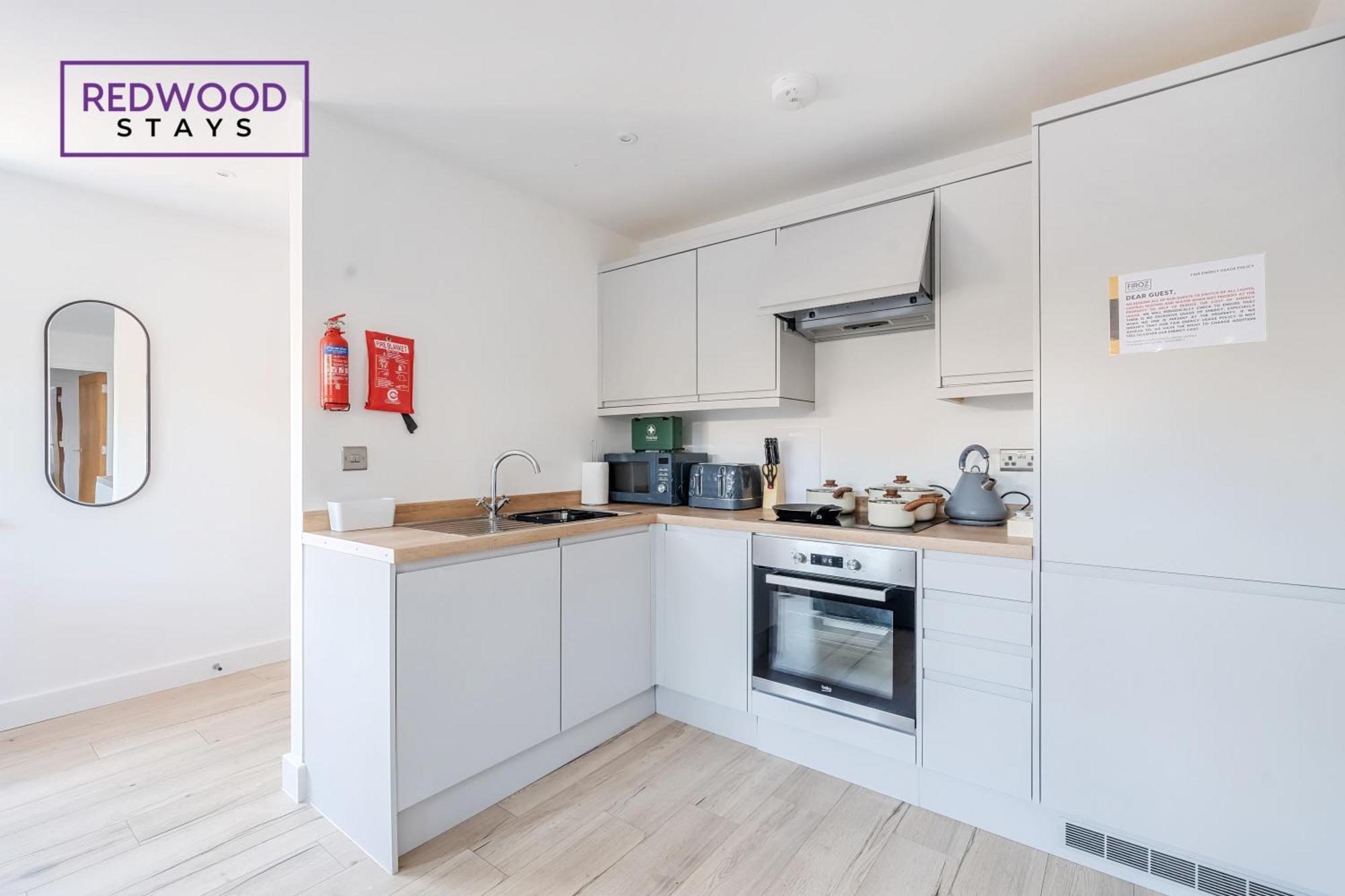 Modern Serviced Apartments For Contractors & Families With Free Parking, Wifi & Netflix By Redwood Stays 베이싱스토크 외부 사진