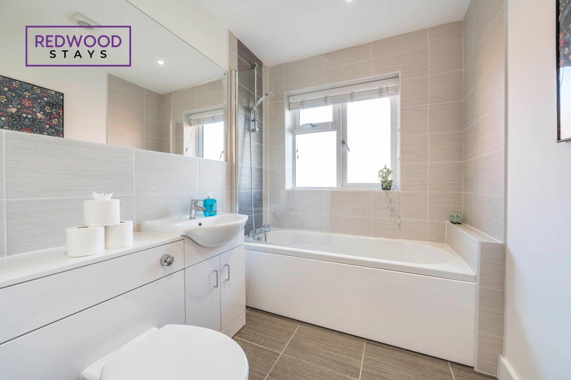 Modern Serviced Apartments For Contractors & Families With Free Parking, Wifi & Netflix By Redwood Stays 베이싱스토크 외부 사진