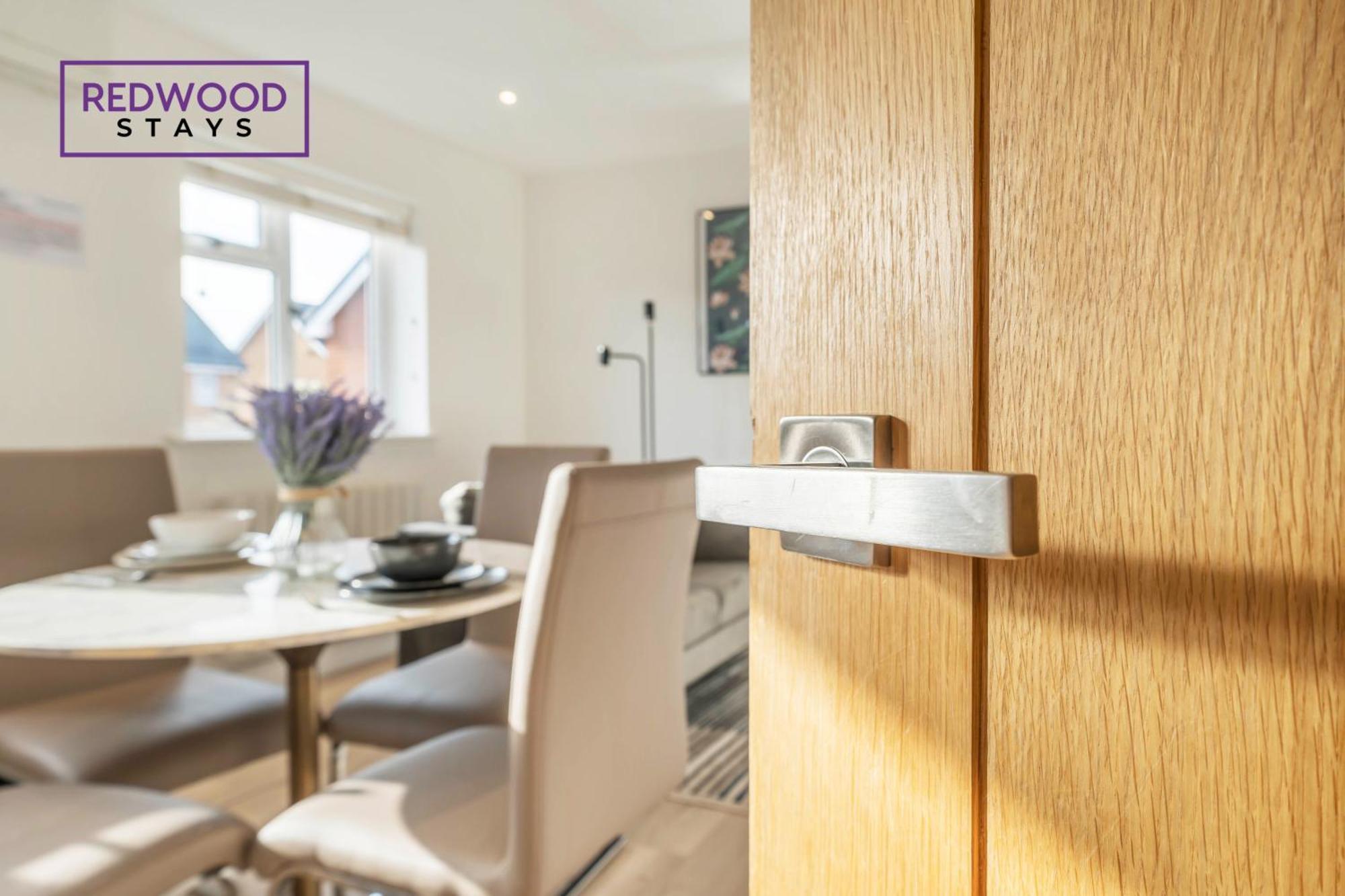 Modern Serviced Apartments For Contractors & Families With Free Parking, Wifi & Netflix By Redwood Stays 베이싱스토크 외부 사진