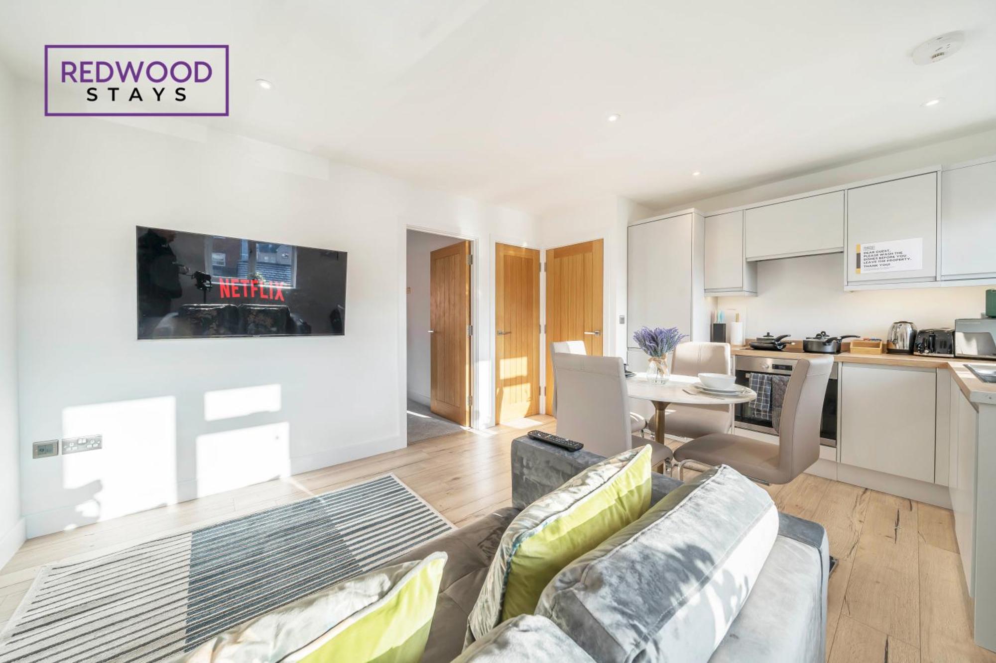 Modern Serviced Apartments For Contractors & Families With Free Parking, Wifi & Netflix By Redwood Stays 베이싱스토크 외부 사진