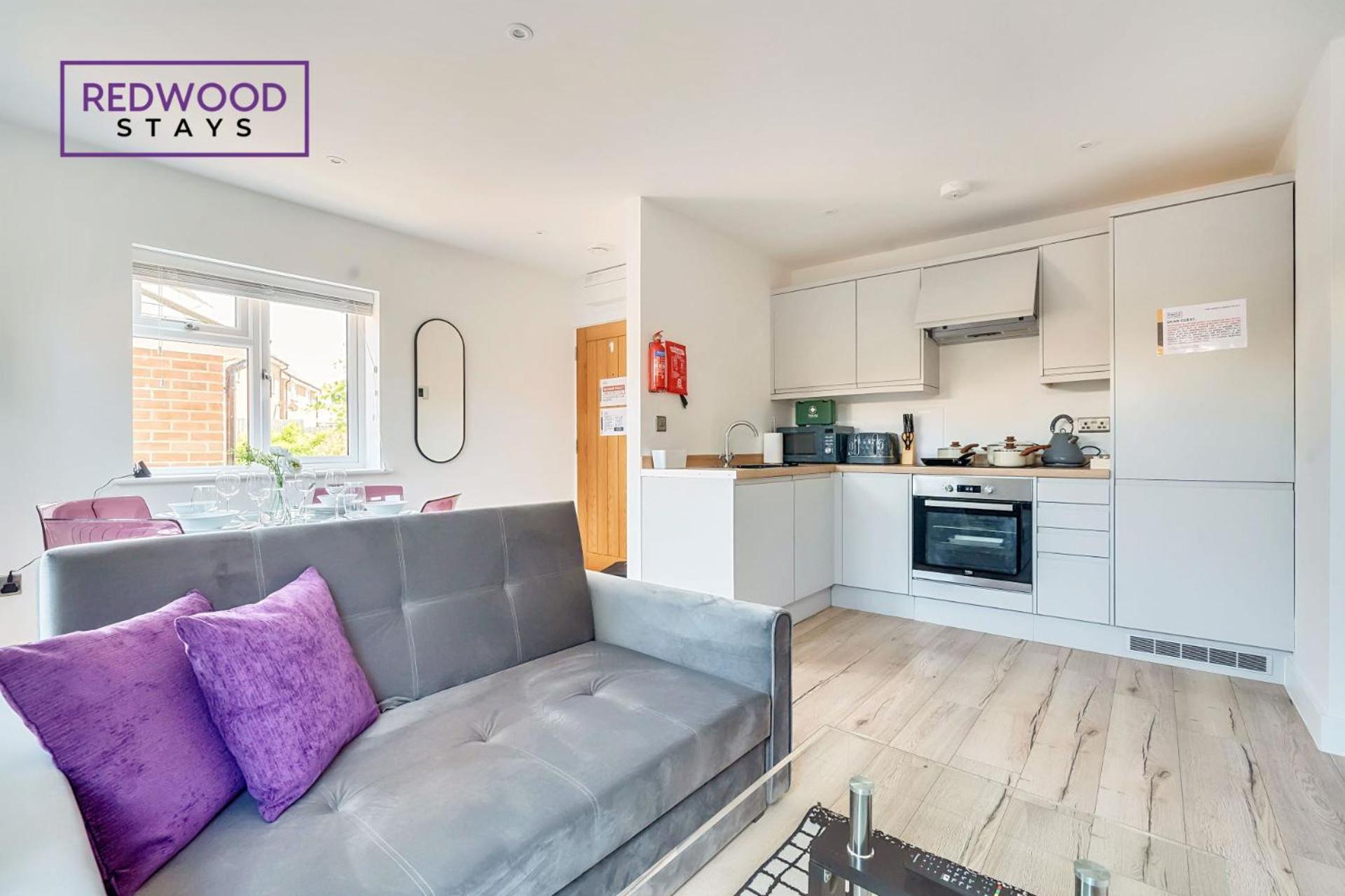 Modern Serviced Apartments For Contractors & Families With Free Parking, Wifi & Netflix By Redwood Stays 베이싱스토크 외부 사진