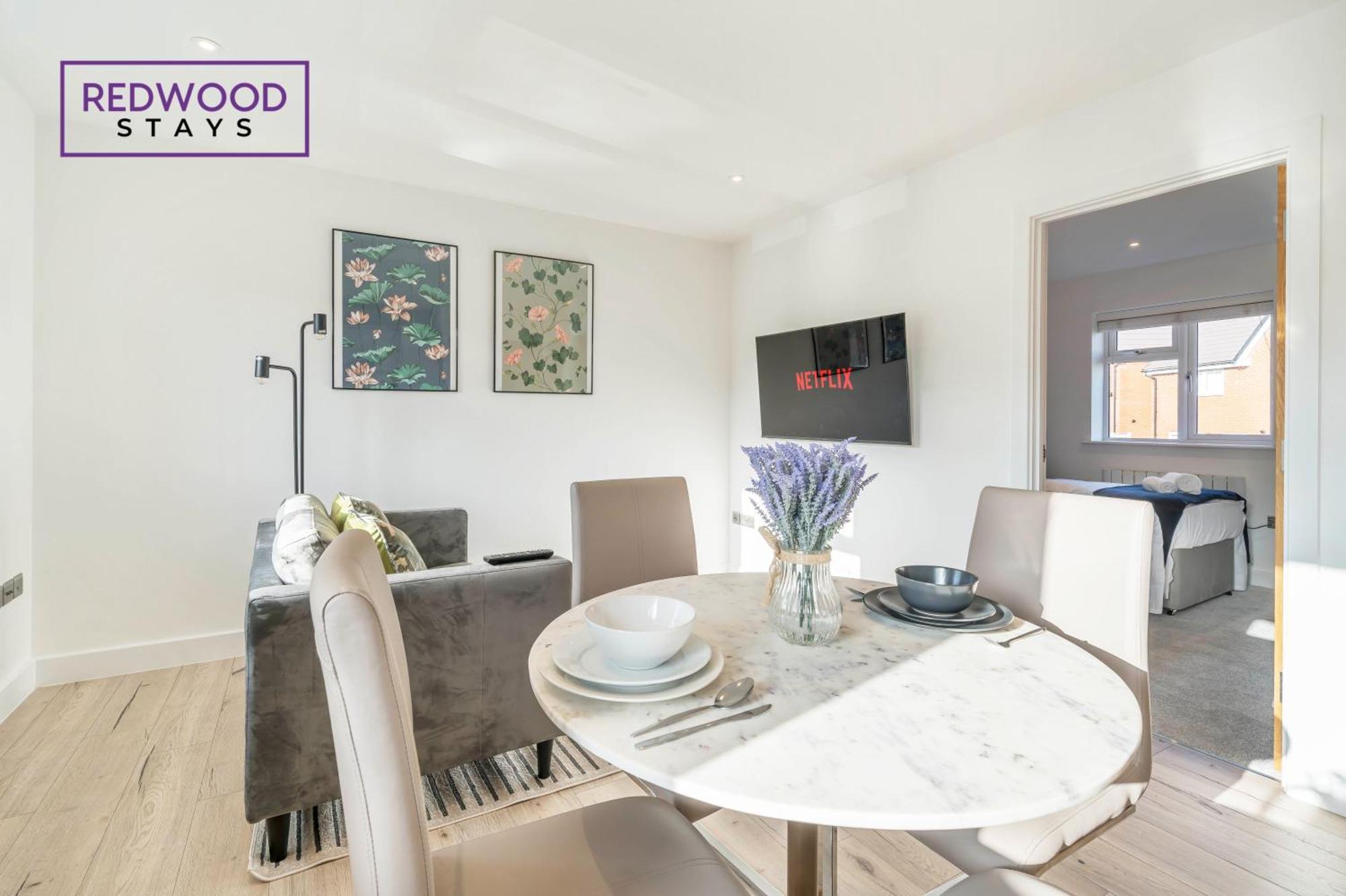 Modern Serviced Apartments For Contractors & Families With Free Parking, Wifi & Netflix By Redwood Stays 베이싱스토크 외부 사진