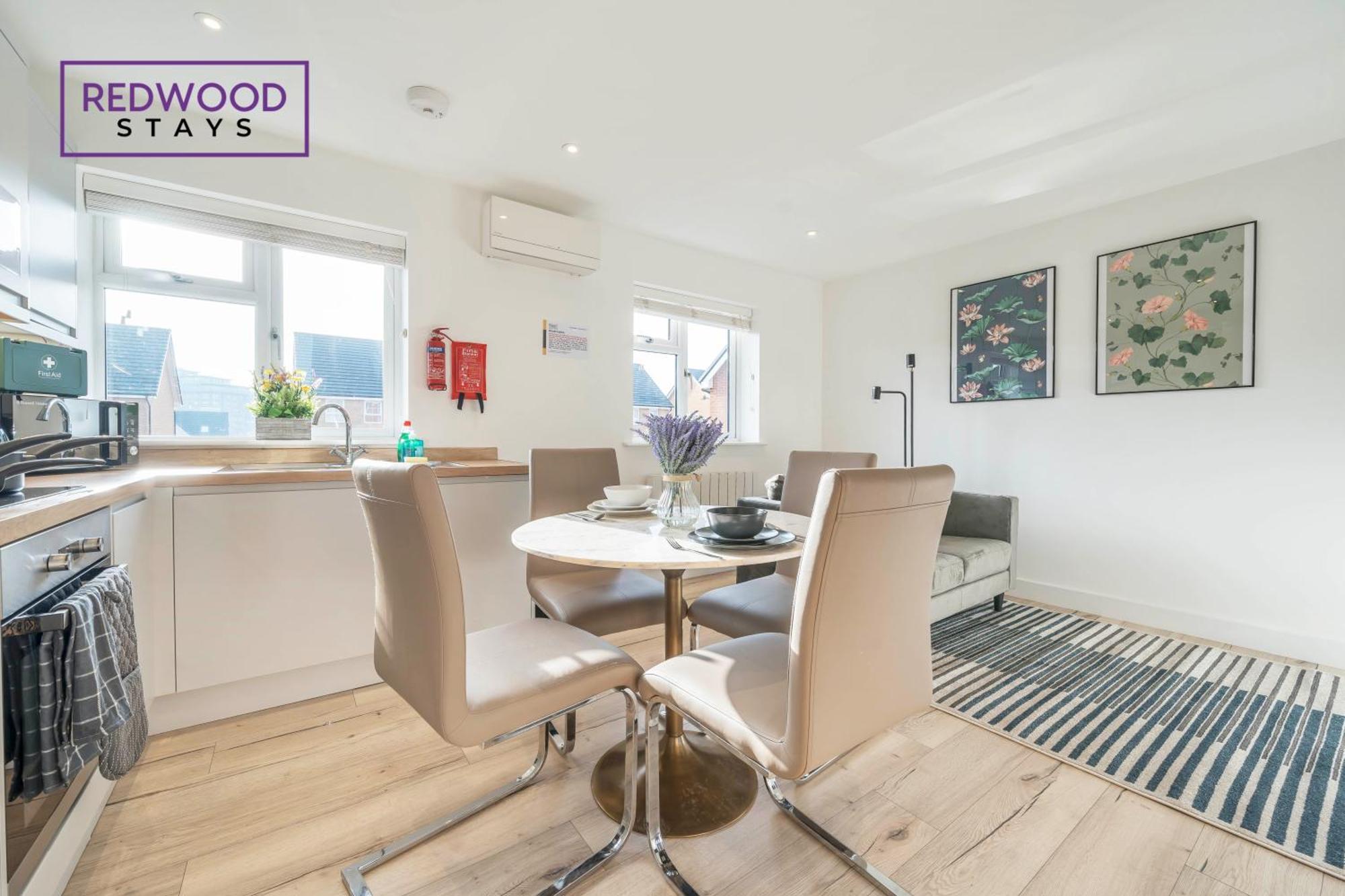 Modern Serviced Apartments For Contractors & Families With Free Parking, Wifi & Netflix By Redwood Stays 베이싱스토크 외부 사진