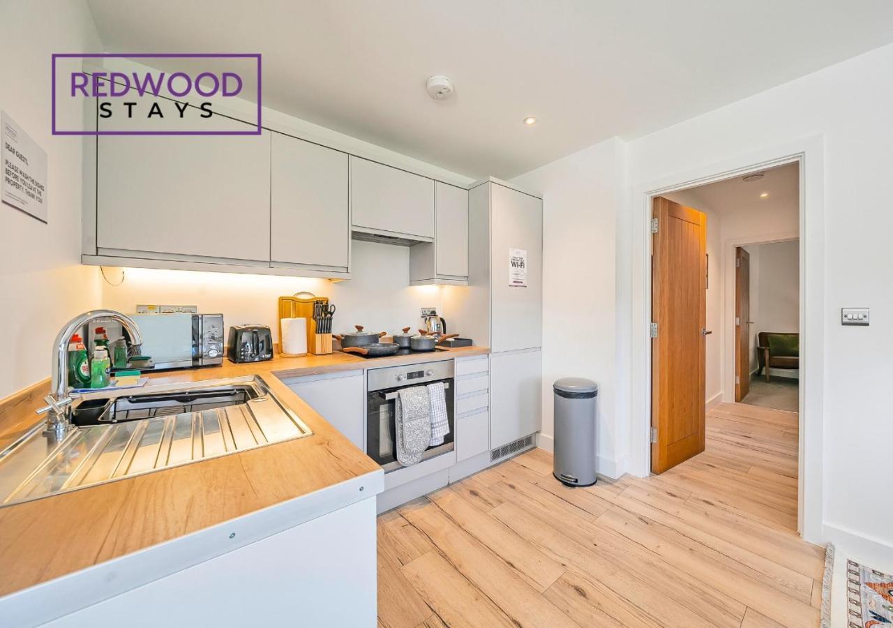 Modern Serviced Apartments For Contractors & Families With Free Parking, Wifi & Netflix By Redwood Stays 베이싱스토크 외부 사진