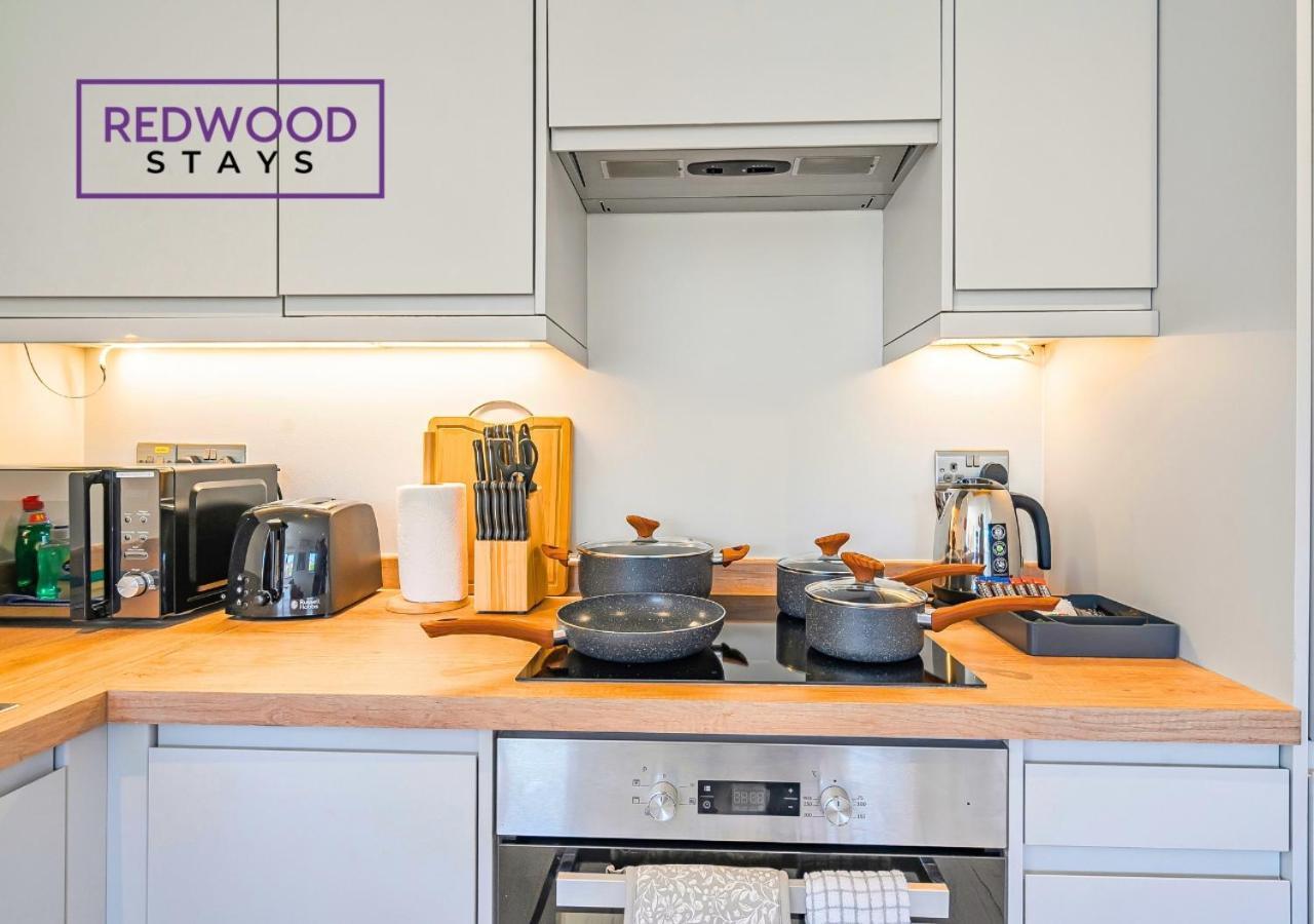 Modern Serviced Apartments For Contractors & Families With Free Parking, Wifi & Netflix By Redwood Stays 베이싱스토크 외부 사진