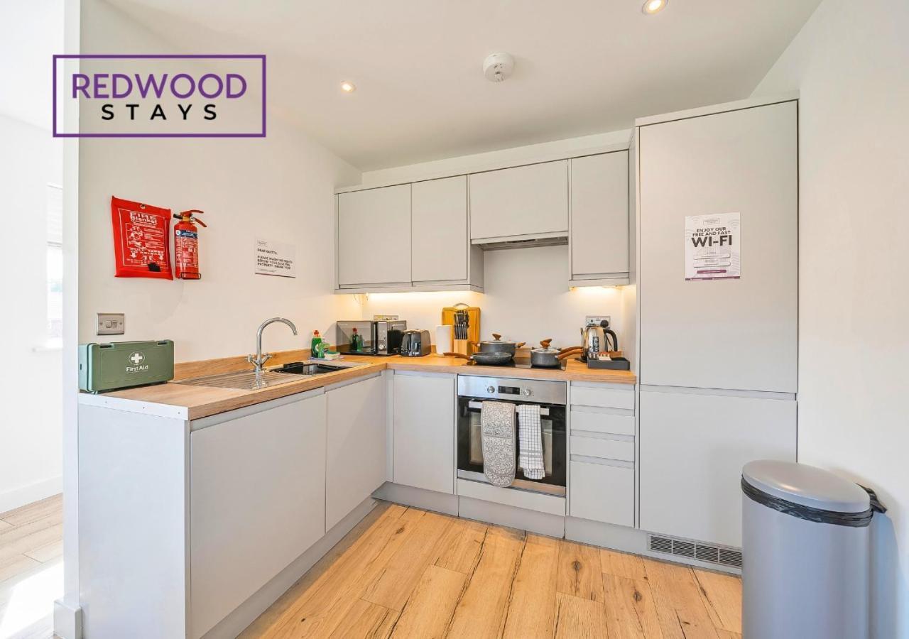 Modern Serviced Apartments For Contractors & Families With Free Parking, Wifi & Netflix By Redwood Stays 베이싱스토크 외부 사진