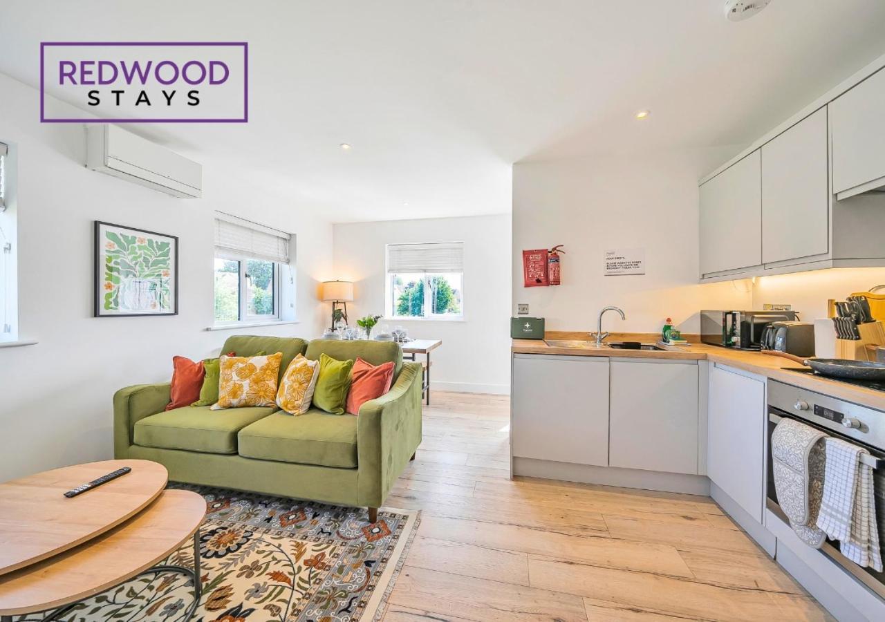 Modern Serviced Apartments For Contractors & Families With Free Parking, Wifi & Netflix By Redwood Stays 베이싱스토크 외부 사진